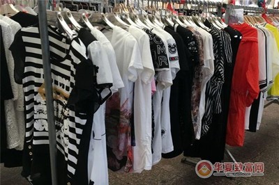 2元服装批发与零售 低门槛背后的市场机遇与挑战